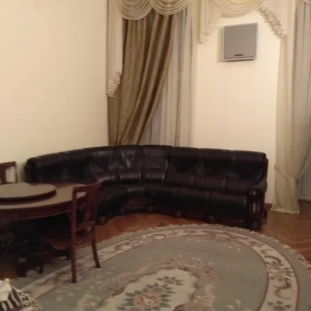 On Derybasivska 17 Apartment *